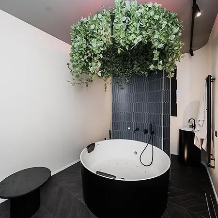 Butas Su Jacuzzi Kauno Miesto Centre *